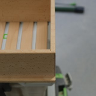 Detaljbild av hörn på vinkyllåda